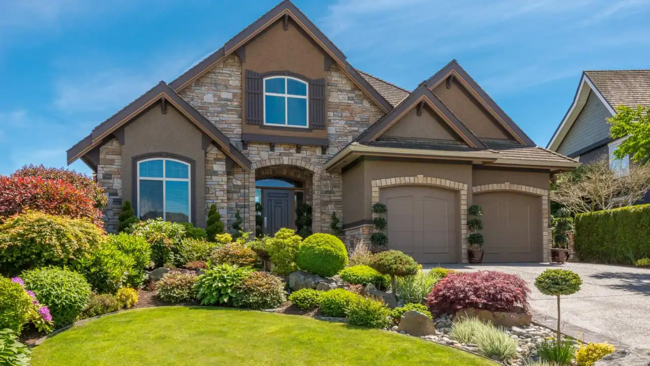 Home with yard and maintained landscaping in Fort Worth