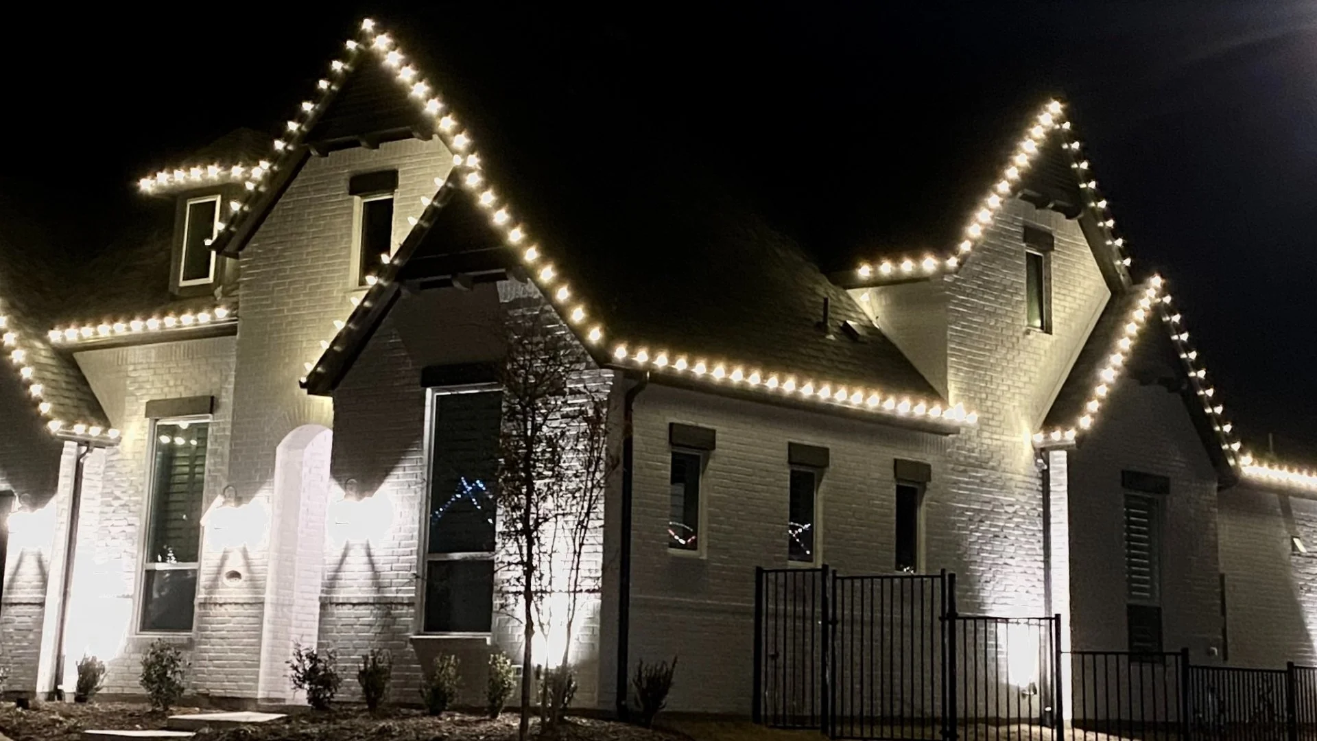 Read more about the article LED Bulbs Are a Must for Your Holiday Lighting!