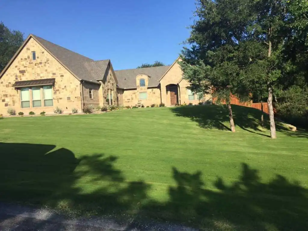 Healthy, well-maintained warm-season lawn at a Fort Worth, TX home